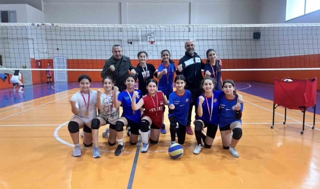 Depremzede küçük kızlar filenin sultanları olma yolunda ter döküyorlar