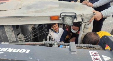 Devrilen forkliftin altında kalan işçi yaralandı