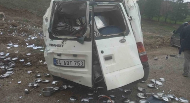Devrilen minibüste 3 kişi yaralandı