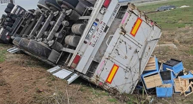 Diyarbakır'da boş kasa yüklü tır devrildi: 1 yaralı