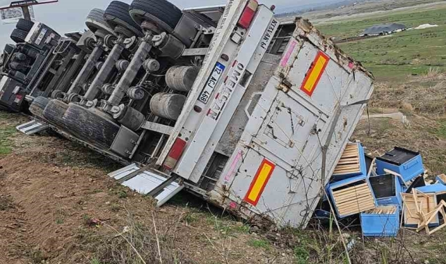 Diyarbakır'da boş kasa yüklü tır devrildi: 1 yaralı