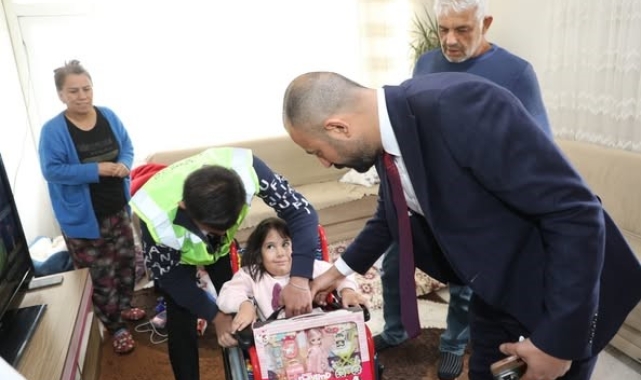 Doğan'dan 2 vatandaşa akülü ve manuel sandalye hediyesi
