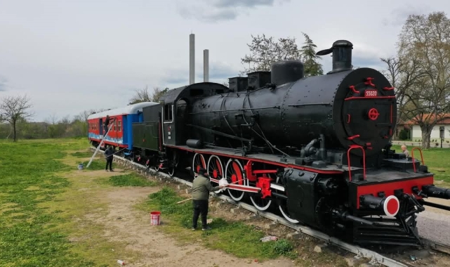 Edirne Karaağaç Tren Garı'ndaki nostaljik tren boyatıldı