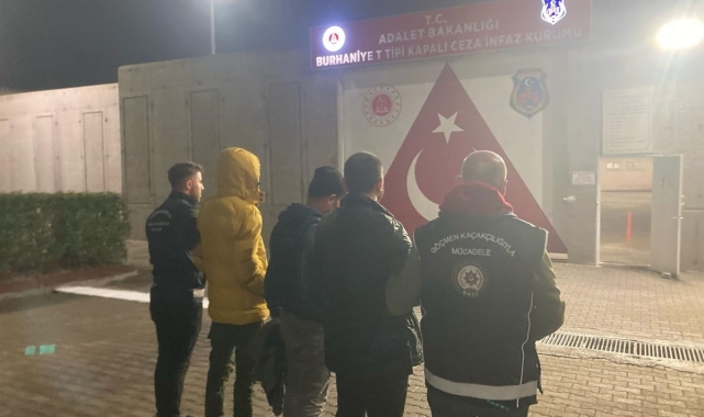Edremit'te göçmen kaçakçılığı operasyonu: 3 tutuklama