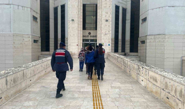 Edremit'te kablo hırsızlığı yapan 3 şüpheli tutuklandı