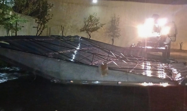 Efeler Belediyesi, fırtınanın izlerini siliyor
