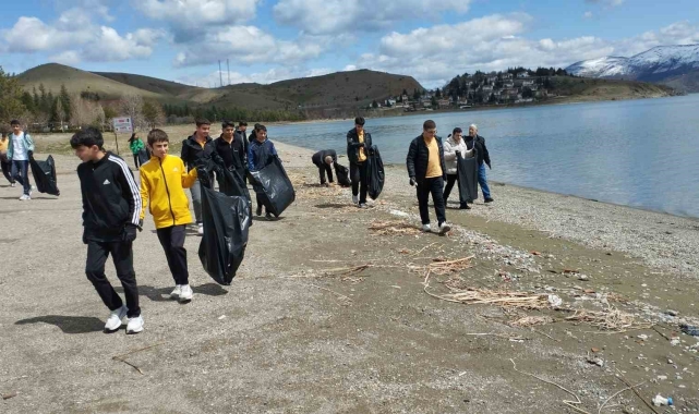 Elazığ Hazar Gölü çevresinde temizlik yapıldı