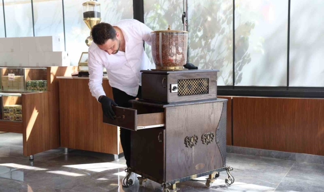 Elazığ'da 100 yıllık kahve makinesi dikkat çekiyor