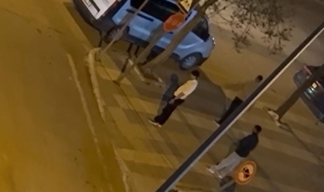 Elazığ&#039;da otobüs durağının camlarını kıran şüpheliler kamerada