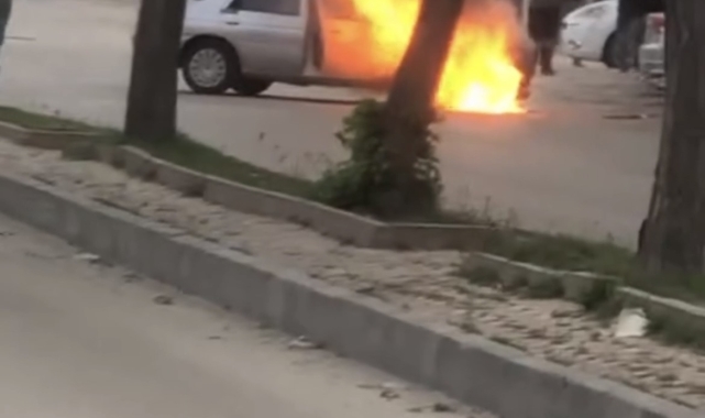 Elazığ'da park halindeki araç alev alev yandı