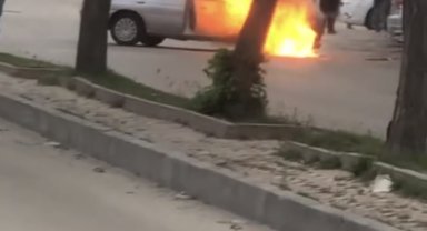 Elazığ'da park halindeki araç alev alev yandı