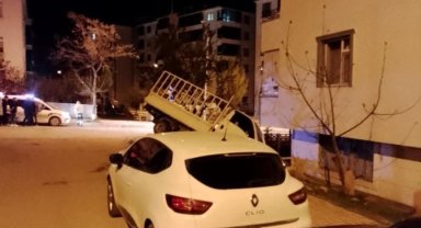 Elazığ'da pikap apartman bahçesine uçtu