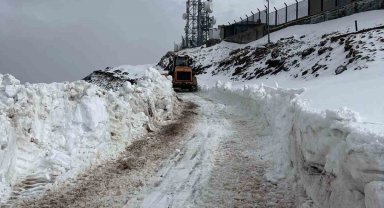 Eleşkirt'te Nisan ayında karla mücadele çalışması