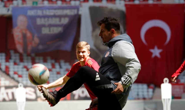 Emre Belözoğlu: "Avrupa'yı konuşmak, Avrupa üzerinden değerlendirmeler yapmak çok gerçekçi değil"