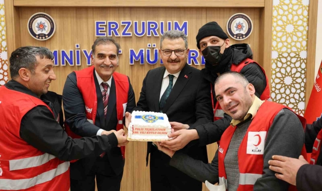 Erzurum Kızılay Engelliler Meclisi'nden polislere pasta sürprizi