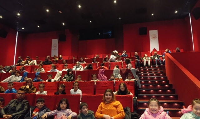 Erzurum'da çocuklara sinema keyfi