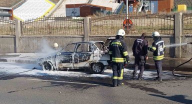 Erzurum'da seyir halindeki araç alev topuna döndü