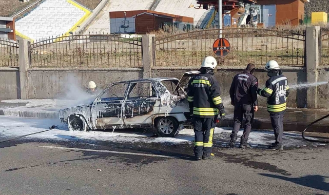 Erzurum'da seyir halindeki araç alev topuna döndü