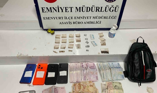 Esenyurt'ta uyuşturucu ticareti yapanlara polis baskını: 4 gözaltı, çikolatalı bonzai ele geçirildi