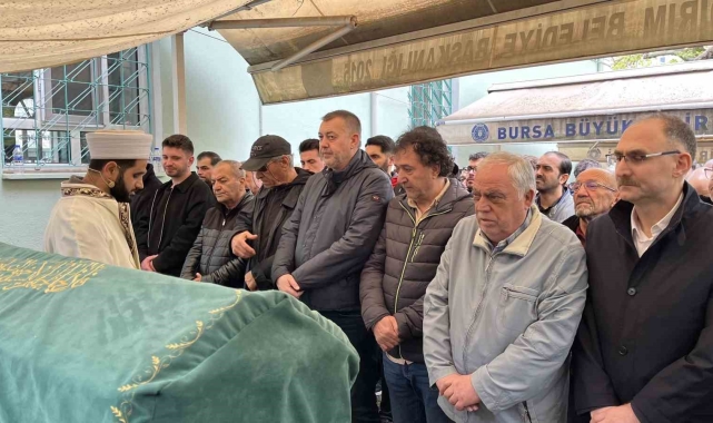 Eşi ve oğlunun yanına defnedildi