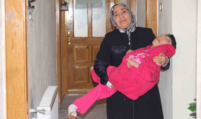 Eşinin "Ne haliniz varsa görün" diyerek terk ettiği kadın 33 yıldır engelli kızına tek başına bakıyor