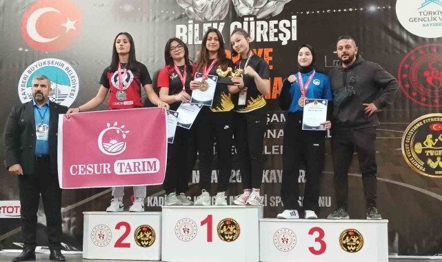 Eskişehirli sporcu bilek güreşinde çifte zafer kazandı