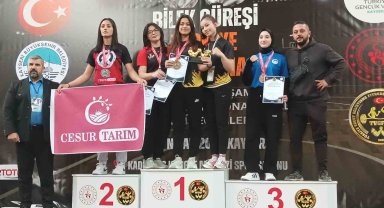 Eskişehirli sporcu bilek güreşinde çifte zafer kazandı