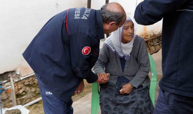 Evleri yanan genç kız gözyaşlarını tutamadı, yaşlı kadını itfaiye eri elini tutarak teselli etti