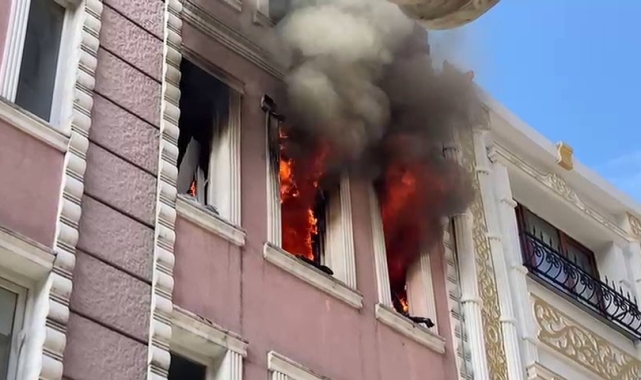 Fatih'te apartta çıkan yangında 2 kişi kurtarıldı