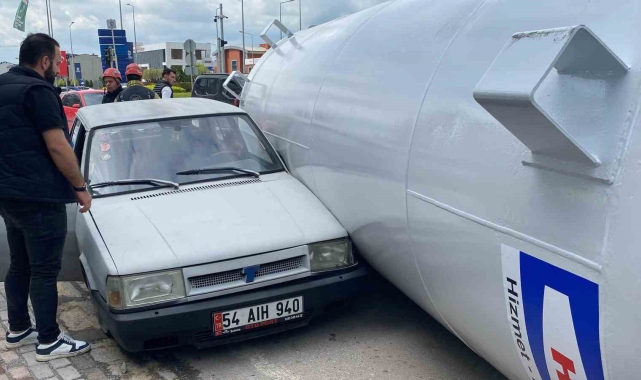 Gaz tankeri yola düştü, iki otomobile çarptı