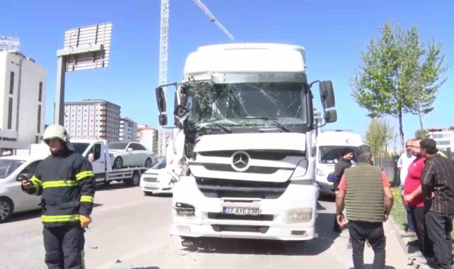Gaziantep&#039;te 2 tır çarpıştı: 1 yaralı