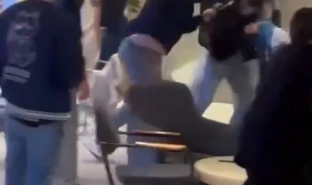 Gençler kahvecide tekme tokat birbirine saldırdı; o anlar kamerada