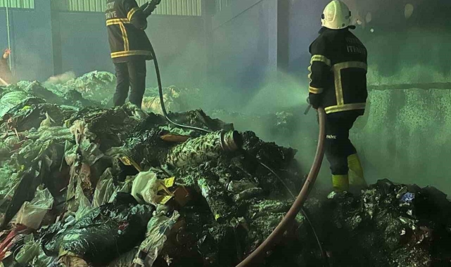 Geri dönüşüm fabrikasında korkutan yangın