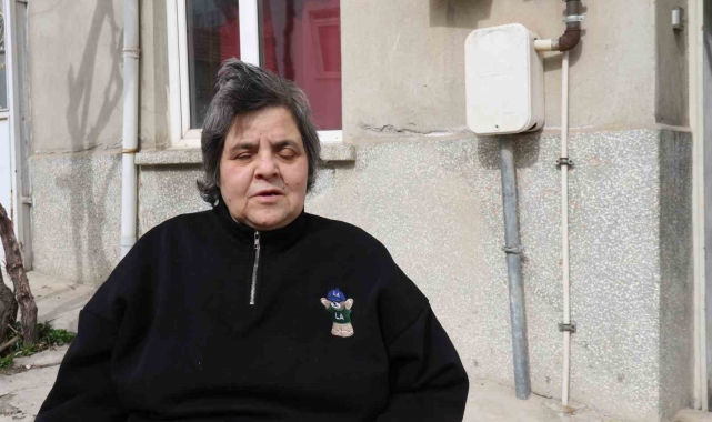Görme engeline rağmen tek başına yaşayıp hayata dört elle sarılan kadın azmiyle taktir topluyor