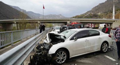 Gümüşhane'de otomobil tıra çarptı: 2 kişi yaralandı