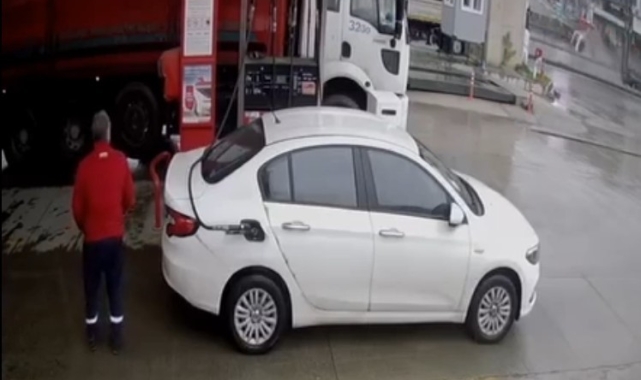 Hafif ticari araç takla attı: Kaza anı kamerada