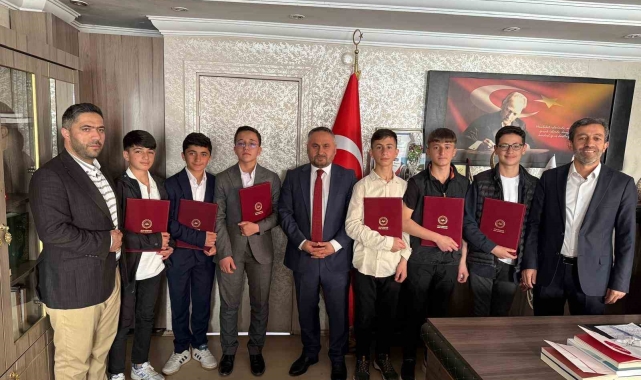 Hafız öğrenciler belge alma sevinci yaşadı