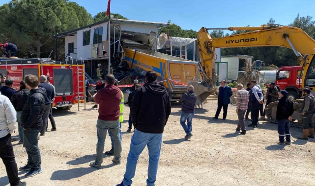 Hafriyat kamyonu konteynıra çarptı, sürücü hayatını kaybetti