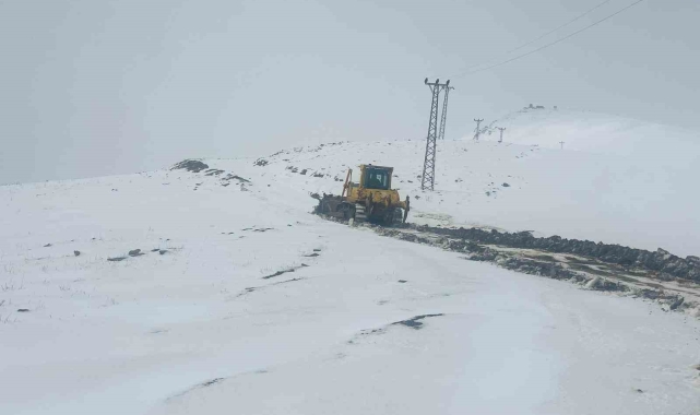 Hakkari'de 2 köy ve 1 mezra yolu ulaşıma kapandı