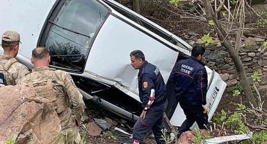 Hakkari'de otomobil şarampole yuvarlandı: 4 yaralı
