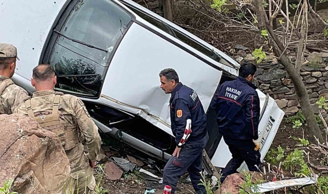 Hakkari'de otomobil şarampole yuvarlandı: 4 yaralı