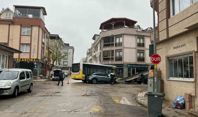 Halk otobüsü ile ot otomobil çarpıştı: 3 yaralı