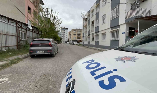 Hatay'da şiddetli fırtına: Su deposu devrildi, konteynerleri uçurdu