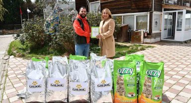 Hayvanseverlerden patili dostlara mama bağışı