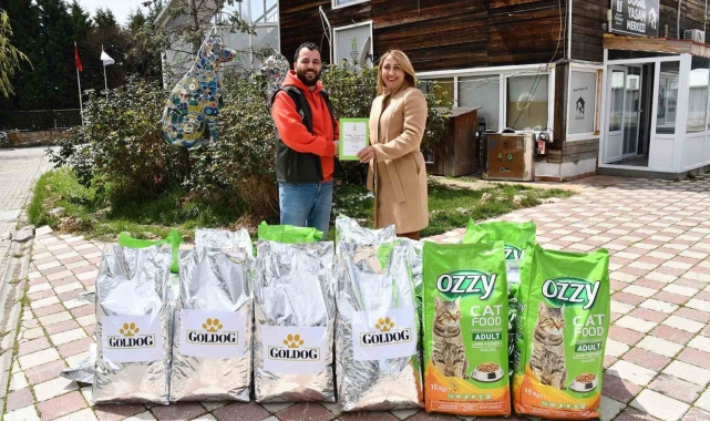 Hayvanseverlerden patili dostlara mama bağışı