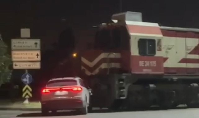 Hemzemin geçitte tren ile otomobil çarpıştı