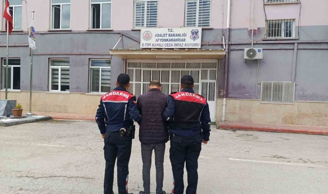 Hırsızlık suçundan aranan şahsı jandarma yakaladı