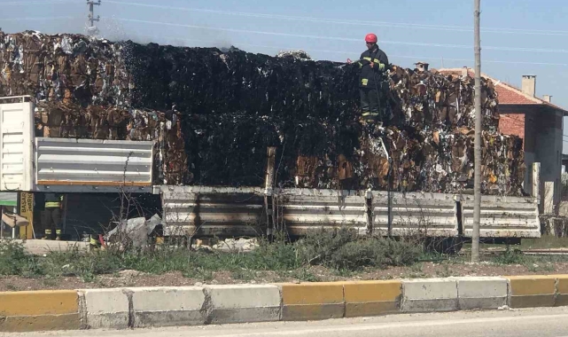 Hurda ve kağıt taşıyan tırın dorsesinde yangın
