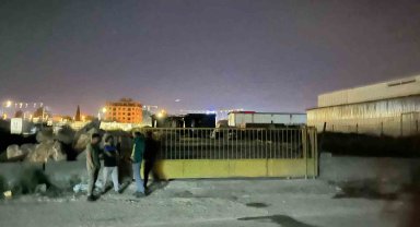 Hurdacı dükkanı alevlere teslim oldu