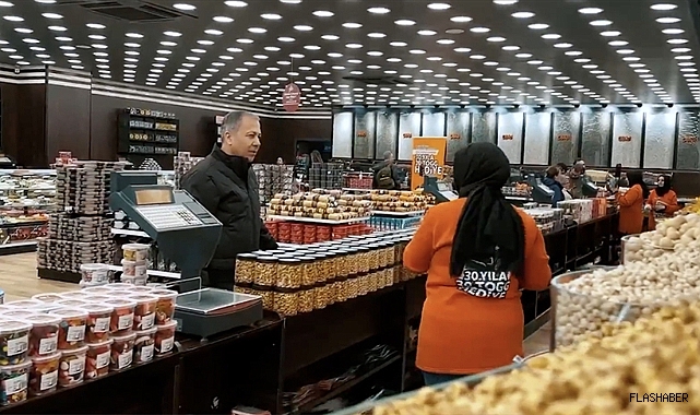 İçişleri Bakanı Yerlikaya "boykot" çağrılarına karşı alışveriş yaptı